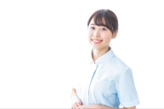 歯科衛生士になるメリットを説明する女性