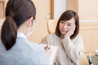 歯痛を相談する女性