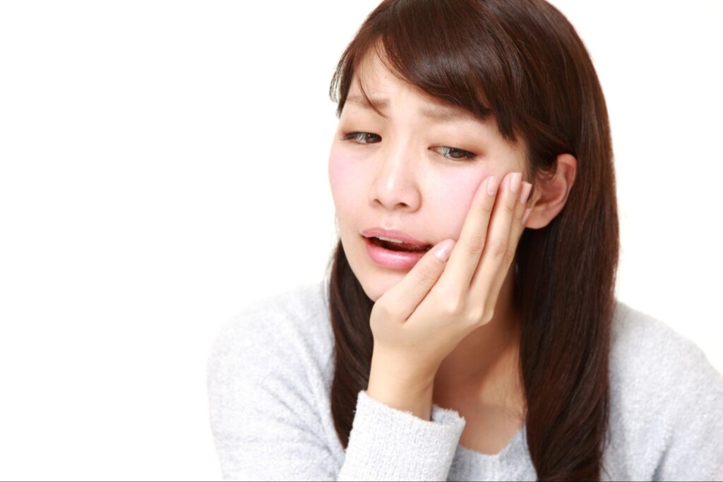 歯が痛い女性
