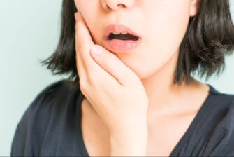 歯が痛い女性