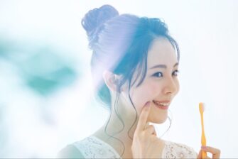 歯を見せる女性