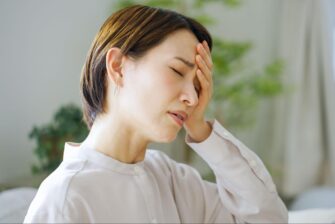頭が痛い女性