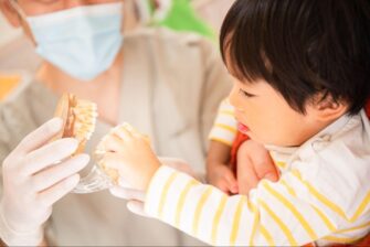 歯の模型を触る子ども