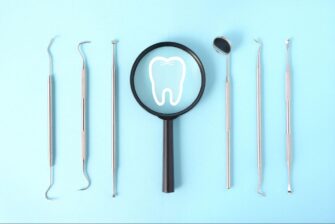 治療器具と虫眼鏡