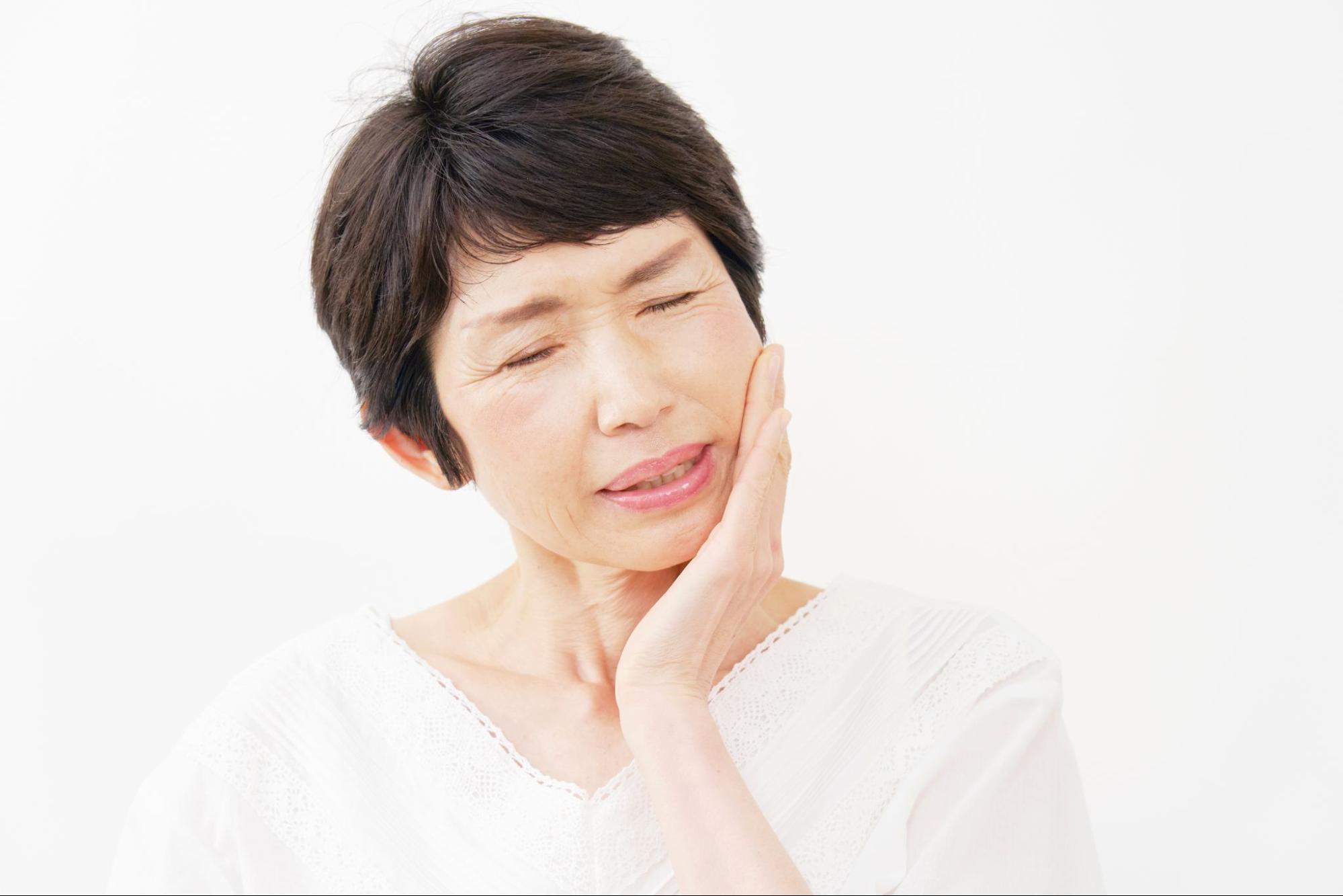 入れ歯が痛む中年女性