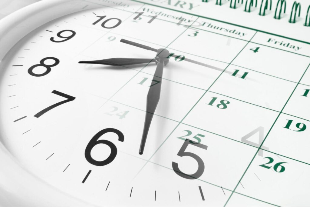 8時半前を指す時計