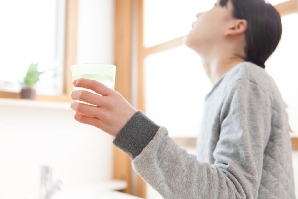 うがいをする女性