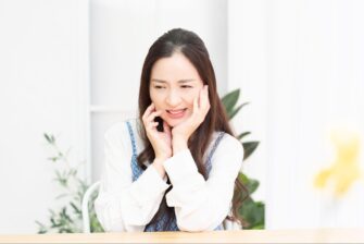 頬を押さえる女性
