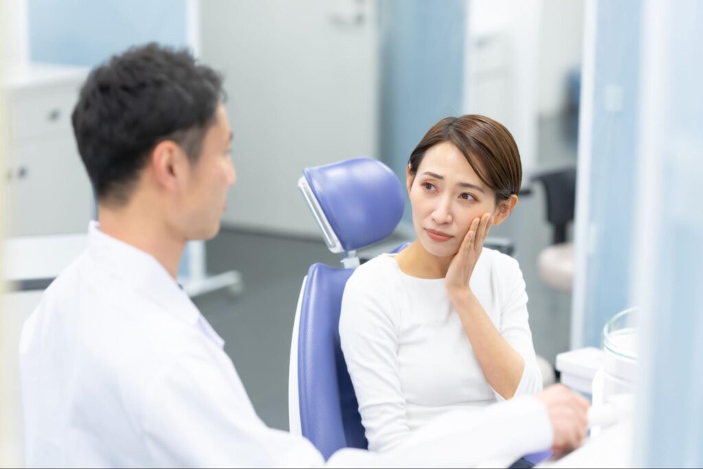 歯科医師と相談する女性