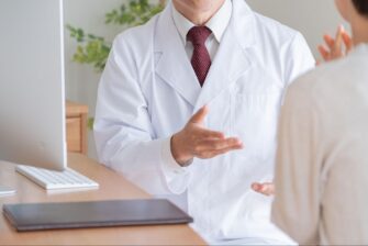 患者に説明する医師
