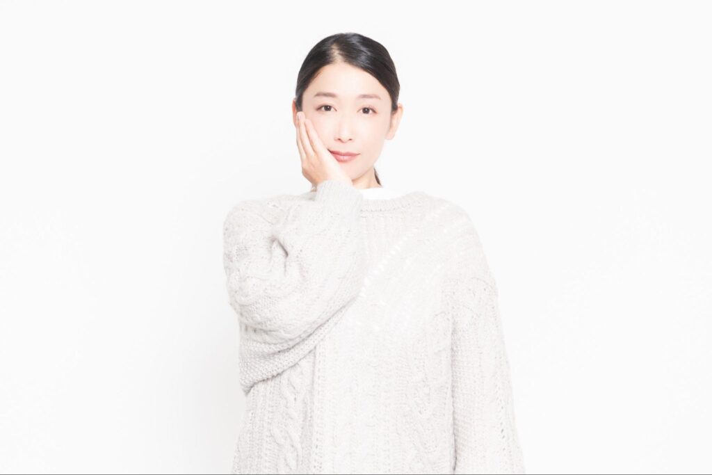 頬を押さえる女性