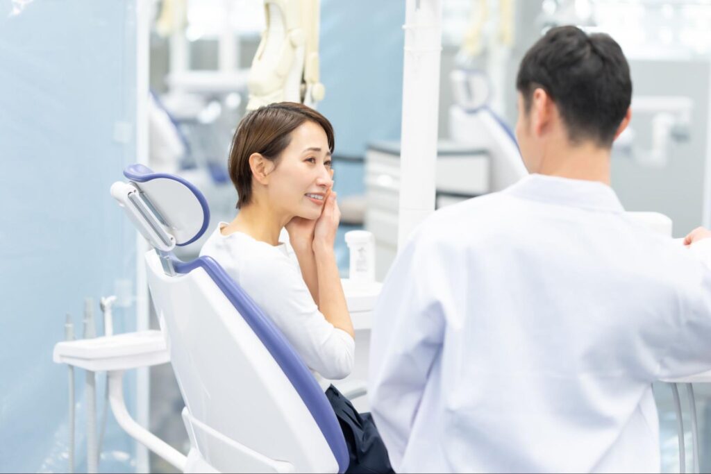 歯科医師に説明する女性