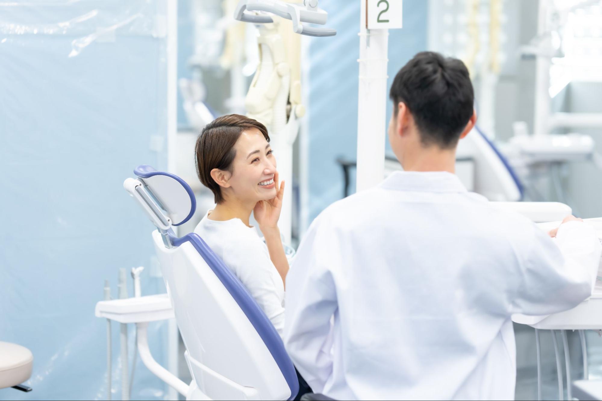 歯科医師と話す患者の女性