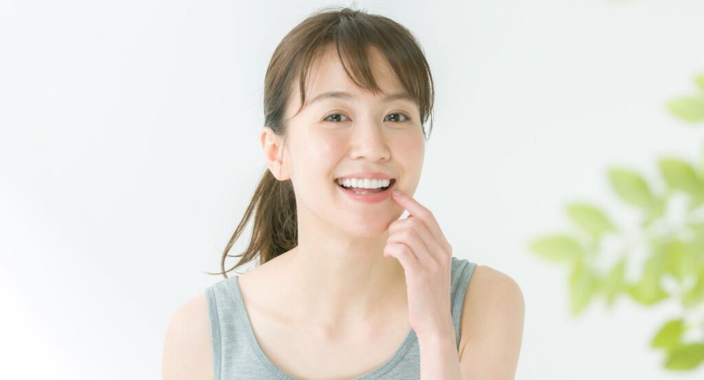 歯を指差す女性