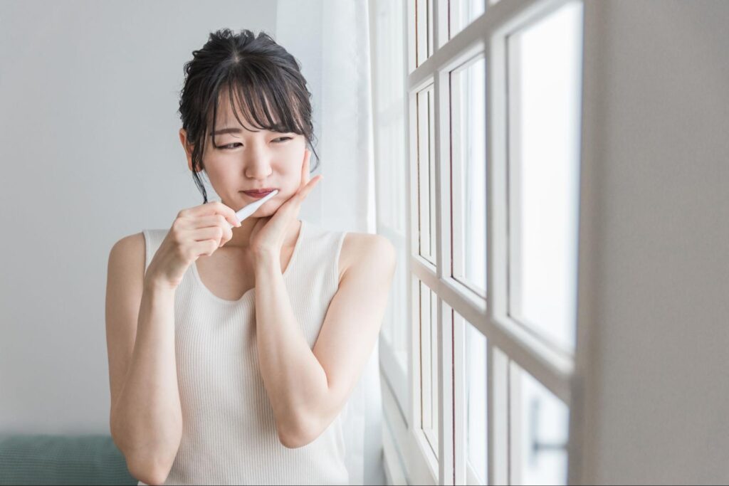 歯磨きする女性