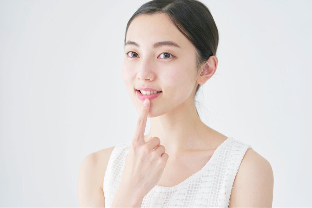 歯を指差す女性
