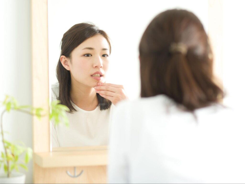 口元を見る女性