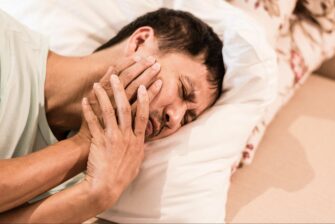 顎の痛みに苦しむ男性