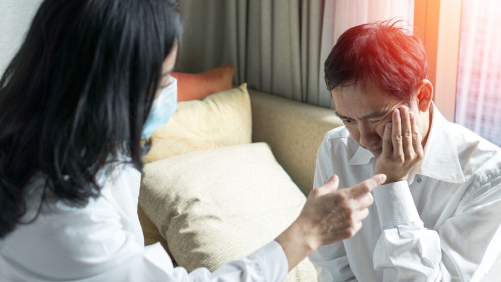 歯の痛みに耐える夫と気遣う妻