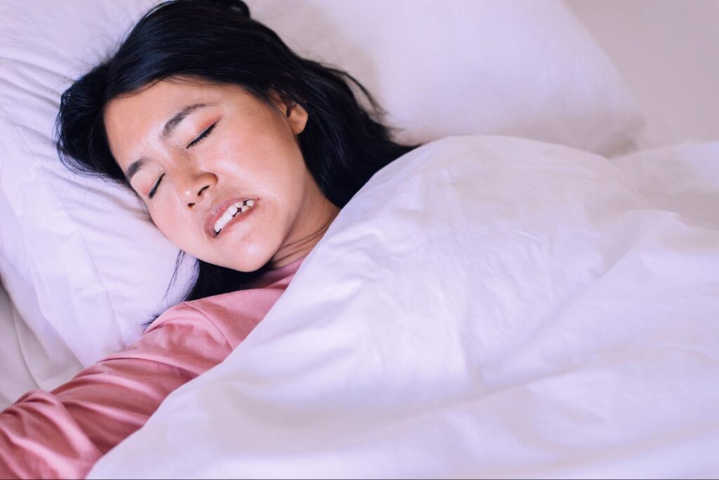 歯ぎしりをする女性