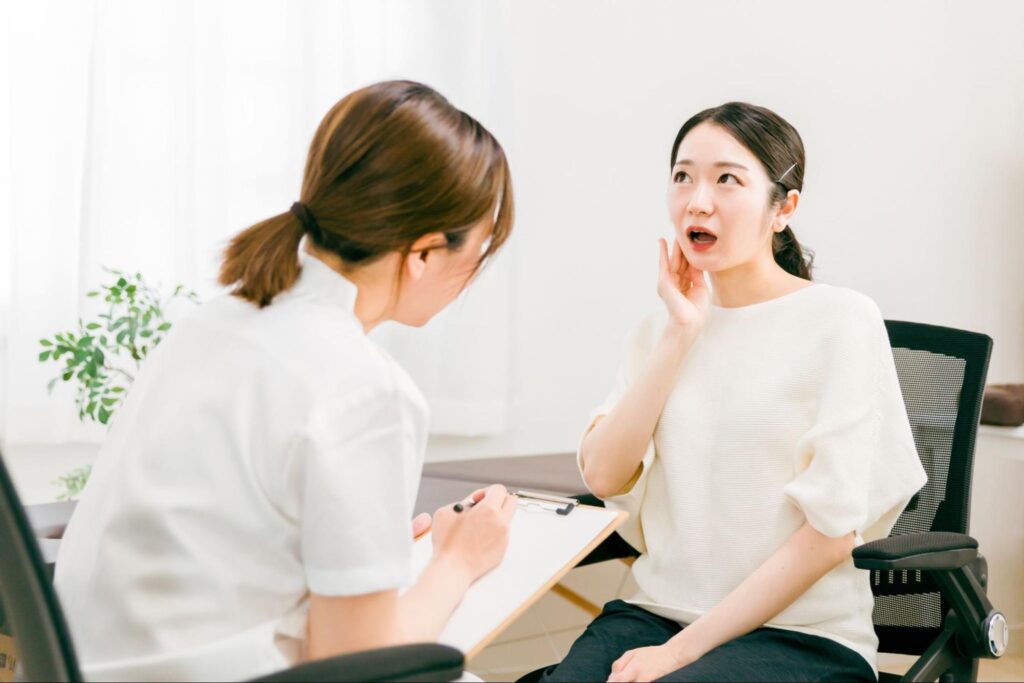 顎の痛みを訴える女性