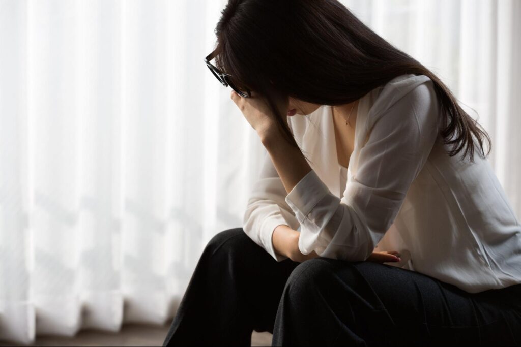 手遅れの虫歯による不調に苦しむ女性