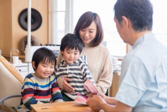 歯科医院で歯磨きの指導を受ける親子