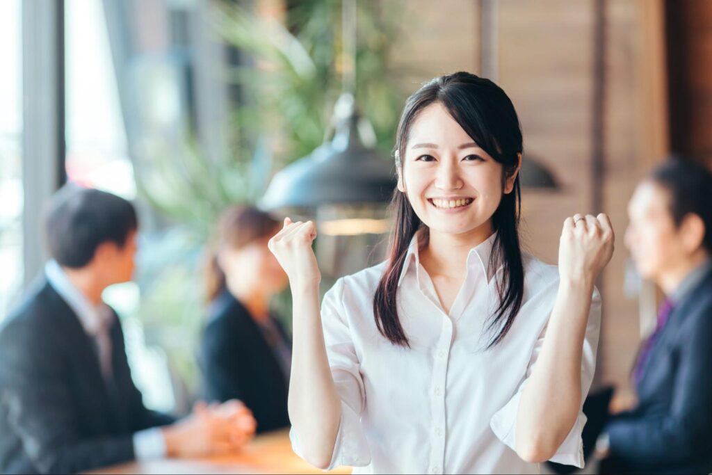 笑顔の20代女性