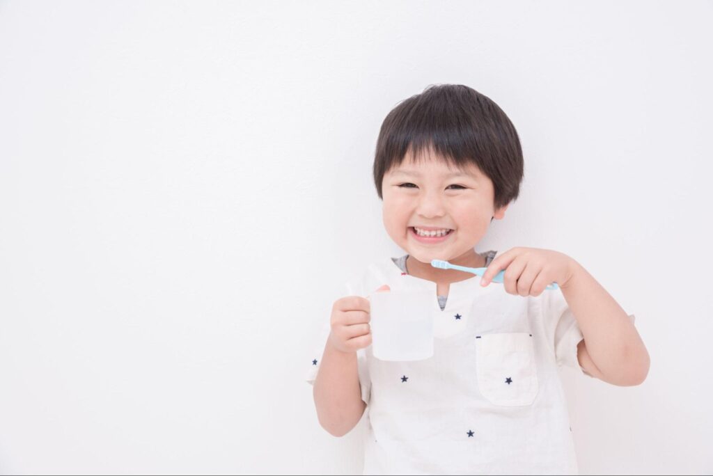 歯磨き中の子ども
