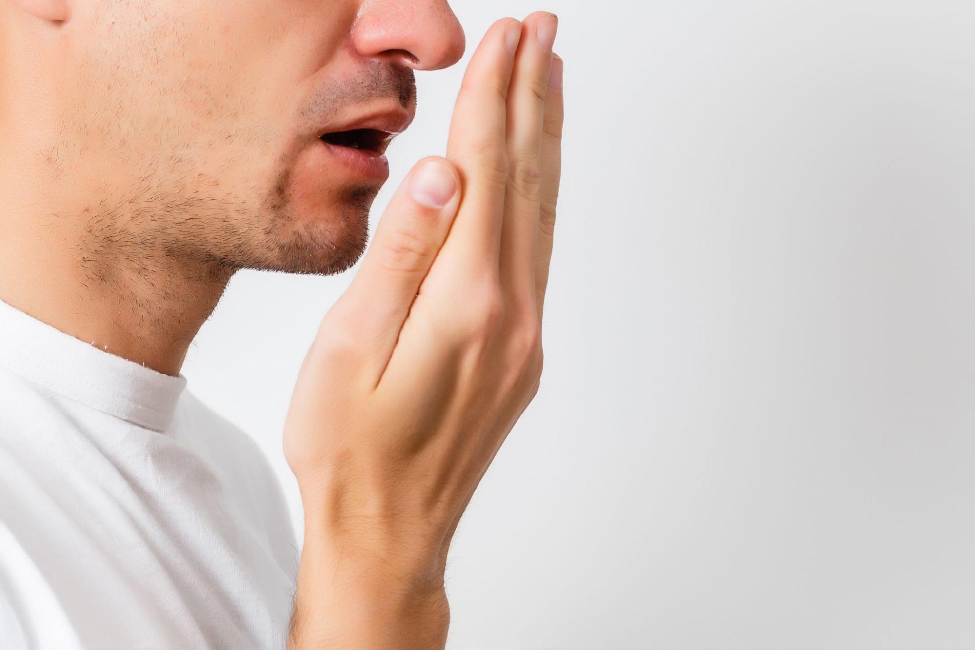 親知らずによる口臭が気になっている男性