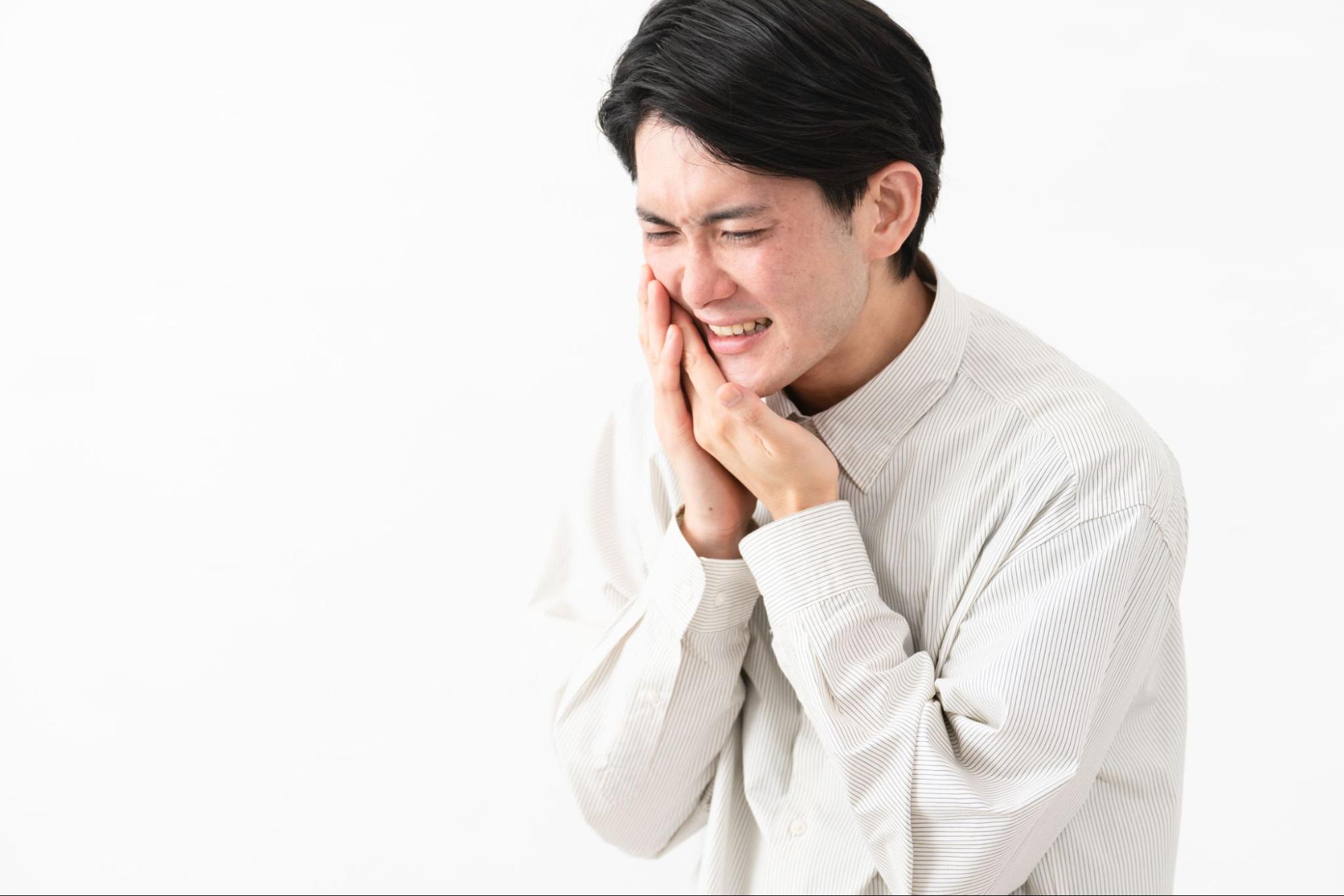 歯周病で痛みが出ている20代男性