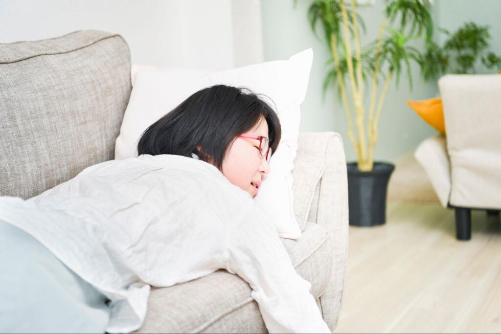 親知らずが原因の体調不良でつらそうな女性