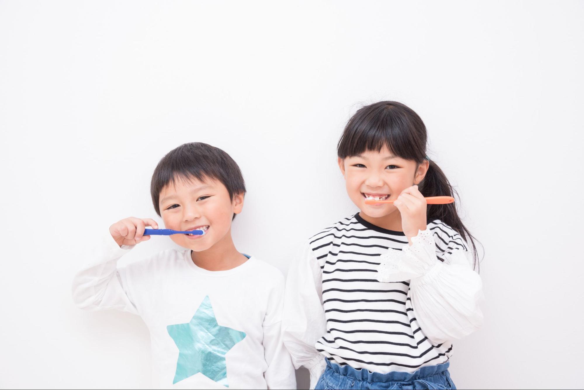 歯磨きをしている女の子と男の子