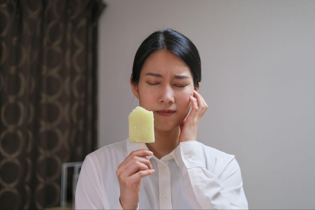 アイスが虫歯にしみた女性