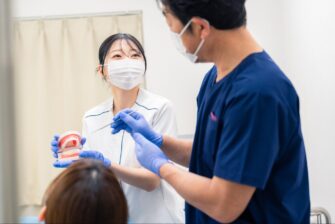 予防歯科について説明する医師と歯科衛生士