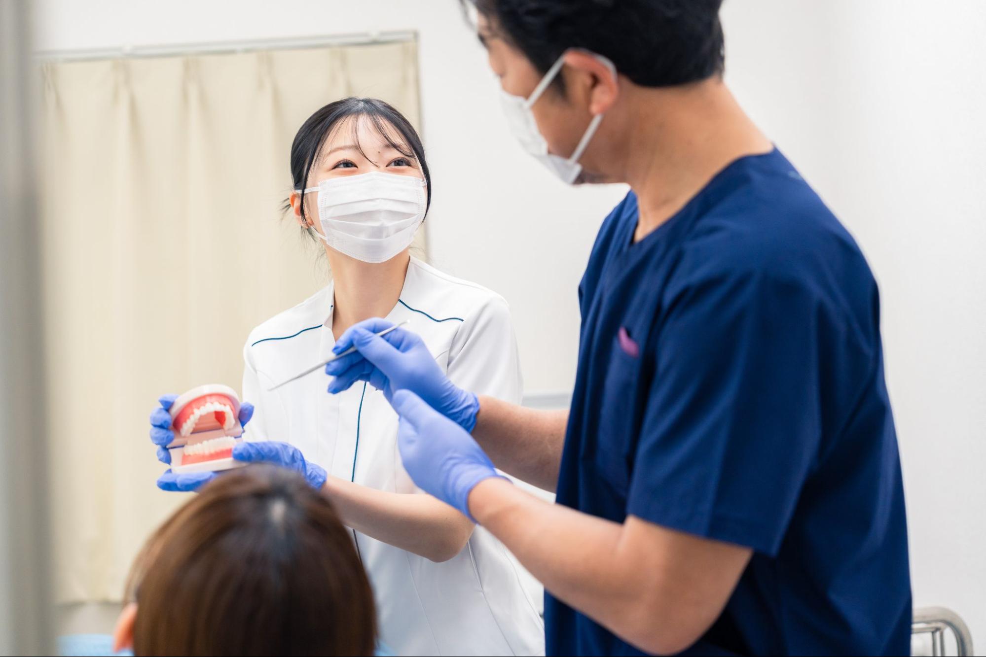 予防歯科について説明する医師と歯科衛生士