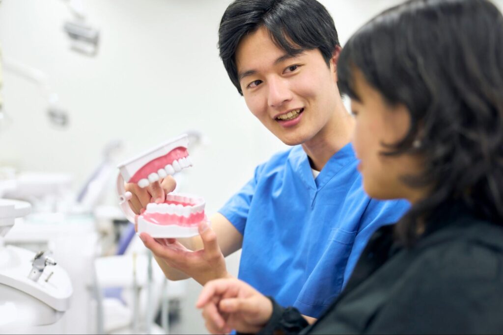 予防歯科について説明を受ける女性