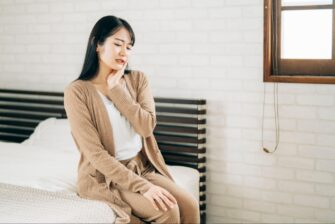 親知らずの痛みがピークで頬を抑える女性