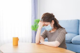 親知らずが原因の体調不良でつらそうな女性