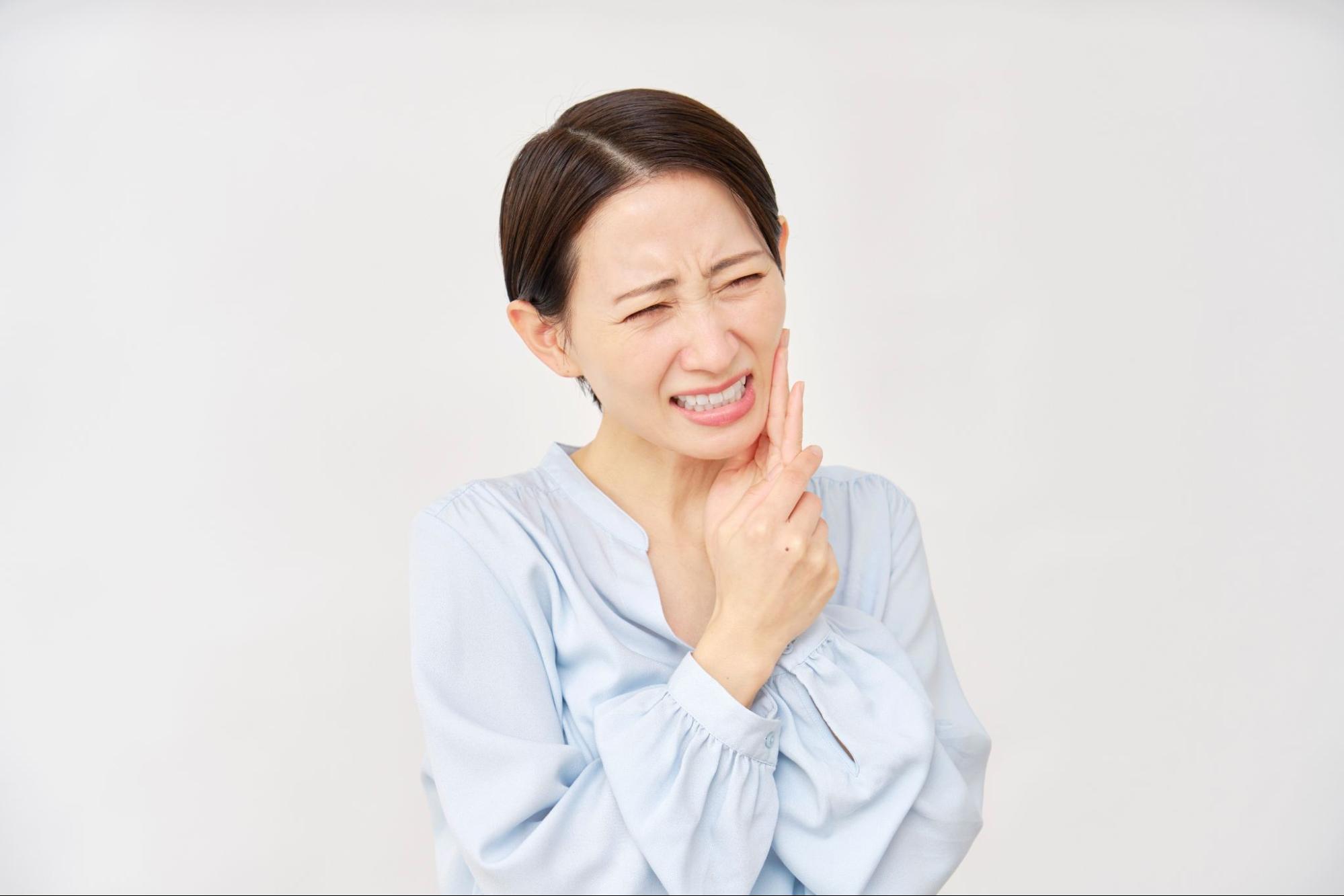 歯が痛い女性