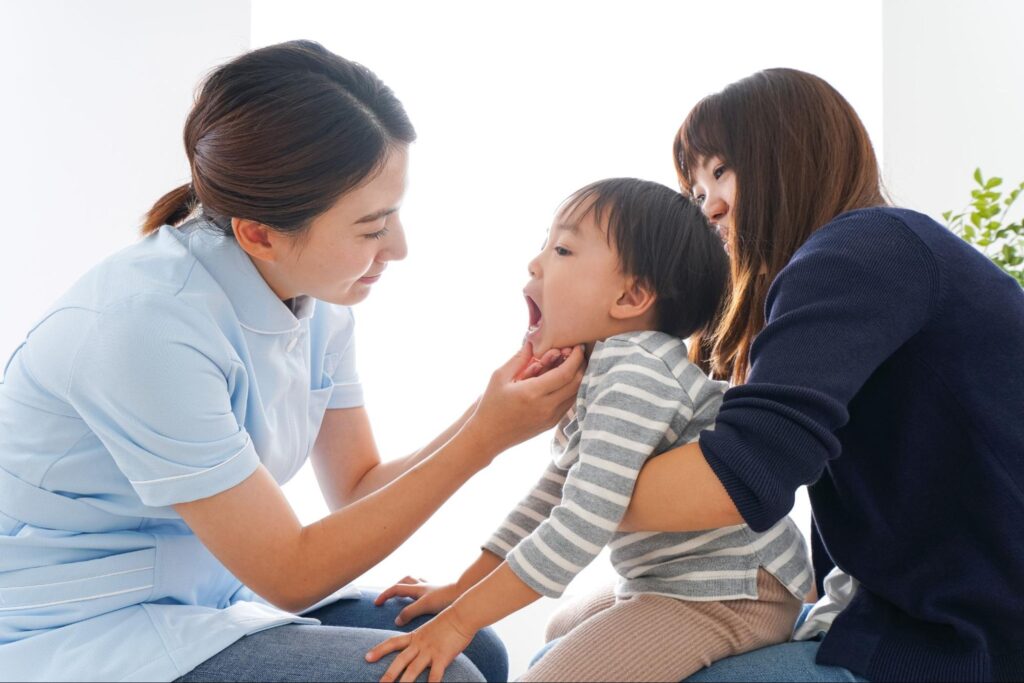 歯科医院で健診を受けている子どもと母