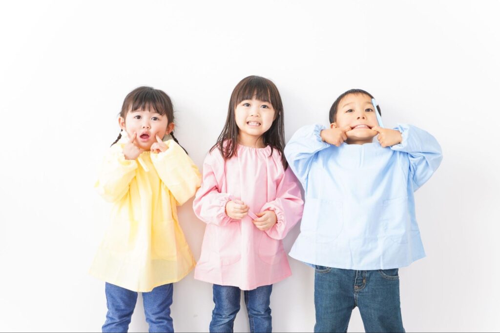 歯ブラシを持った子どもたち