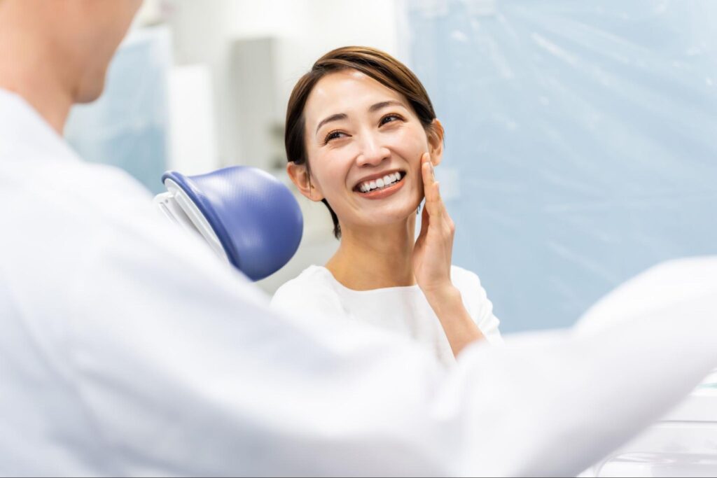 予防歯科について説明を受ける女性