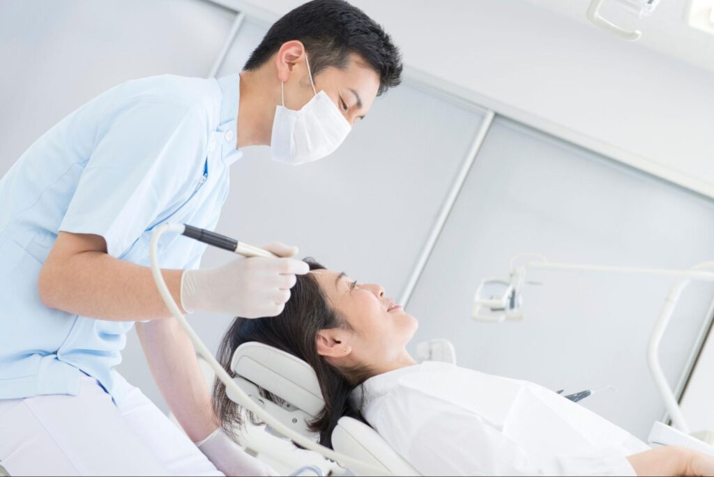 歯科治療中の女性