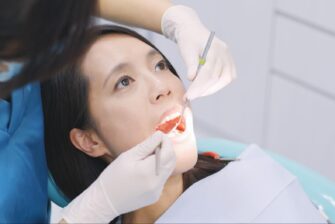 歯科医院で親知らずのチェックを受ける女性