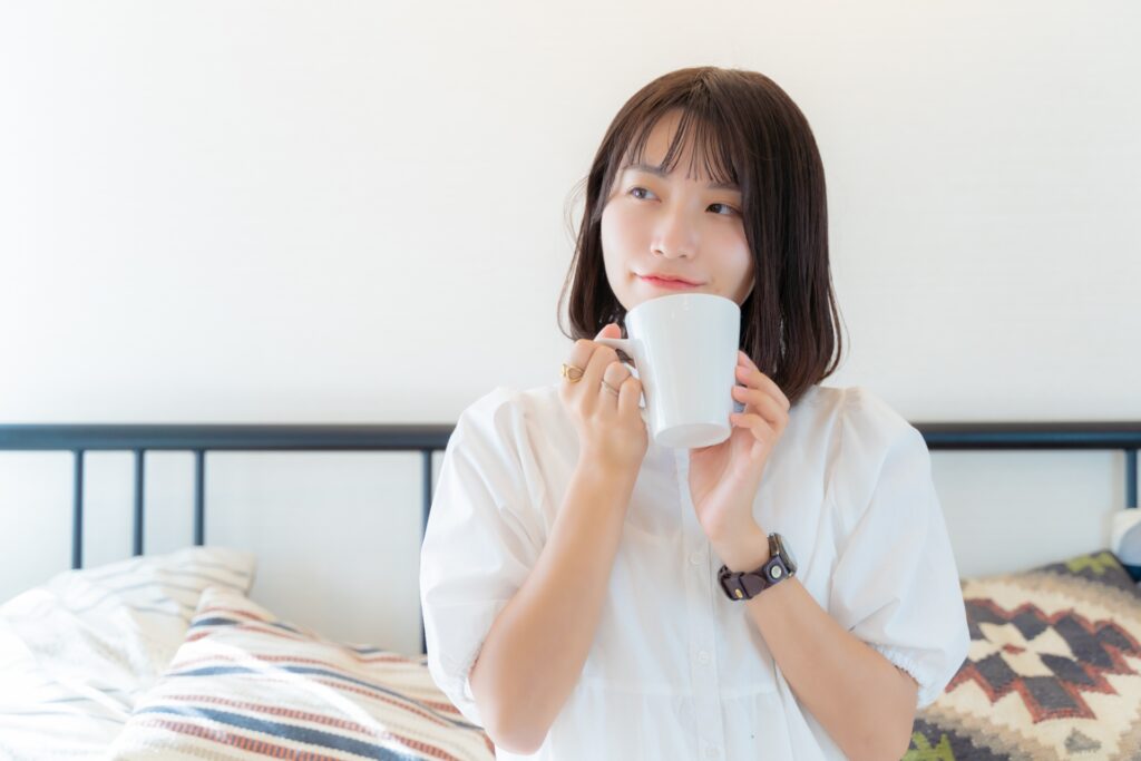 親知らずの痛み止めを飲む女性