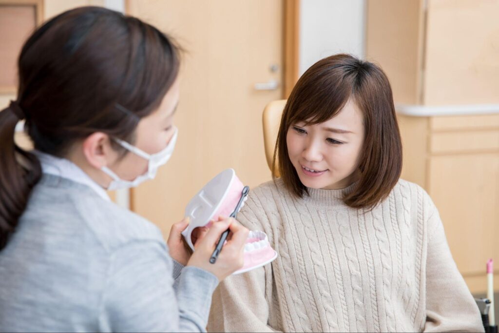 親知らず抜歯判断について説明を受ける女性