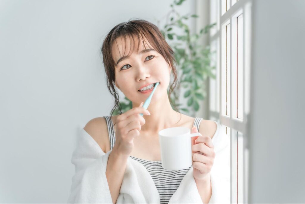 歯磨きをして虫歯予防に努める女性