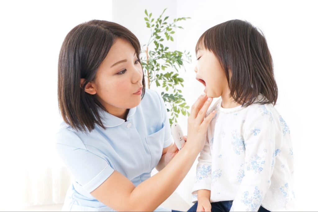 歯科医院で健診を受けている子ども