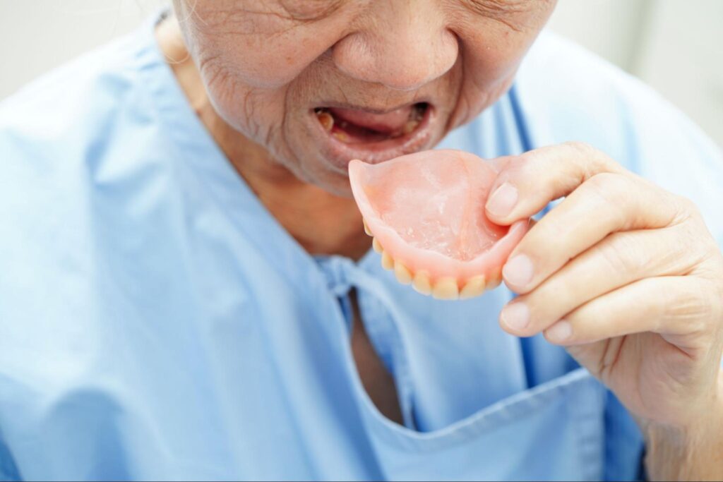 入れ歯を装着しようとしている高齢者